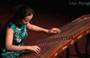 Liu Fang joue du guzheng, cithare chinoise